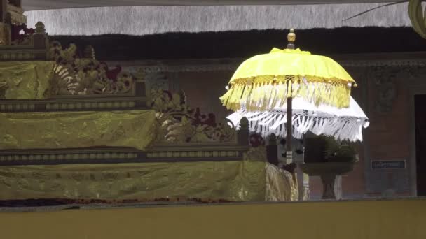 Guarda-chuvas cerimoniais no templo, Bali, Indonésia — Vídeo de Stock