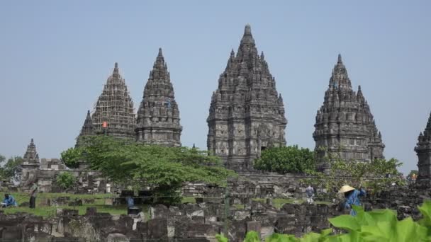 Candi Prambanan is een 9e-eeuwse hindoe-tempel in het centrum van Java, Indonesië, — Stockvideo