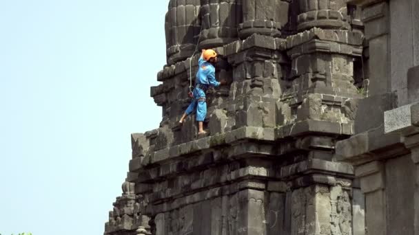 Central Java, Indonésie-15. října 2016: Candi Prambanan nebo Candi rara Jonggrang je hinduistická svatyně z 9. století v Indonésii — Stock video