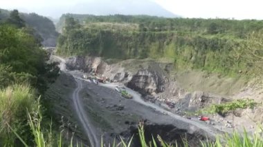 Mount Merapi, Gunung Merapi, kelimenin tam anlamıyla ateş Dağı'nı Endonezya dili içinde ve Cava, orta Java ve Yogyakarta, Endonezya arasındaki sınır üzerinde yer alan bir etkin değişken bir Stratovolkan olduğunu.