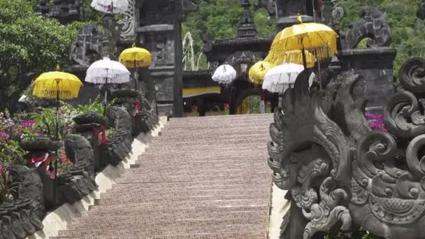 Tempel Bali Indonesië, weergave in zonnige dag — Stockvideo