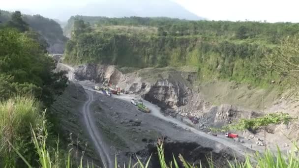 O Monte Merapi, Gunung Merapi, literalmente Fire Mountain em indonésio e javanês, é um estratovulcão ativo localizado na fronteira entre Java Central e Yogyakarta, Indonésia. . — Vídeo de Stock