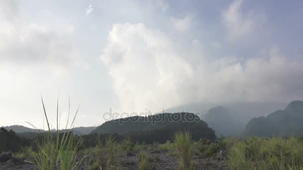 Гора Мерапі, Гунунг Мерапі, буквально Пожежна гора в індонезійському і яванська, це стратовулкан, розташований на кордоні між Центральна Ява і Джок'якарта, Індонезія. — стокове відео