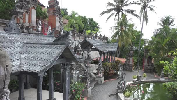 Brahmavihara-Arama también conocido como Buda de Vihara Banjar es el monasterio del templo budista en las montañas cerca de Lovina en el norte de Bali — Vídeo de stock