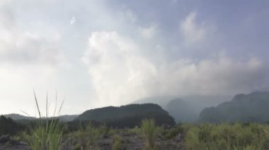 Mount Merapi, Gunung Merapi, kelimenin tam anlamıyla ateş Dağı'nı Endonezya dili içinde ve Cava, orta Java ve Yogyakarta, Endonezya arasındaki sınır üzerinde yer alan bir etkin değişken bir Stratovolkan olduğunu
