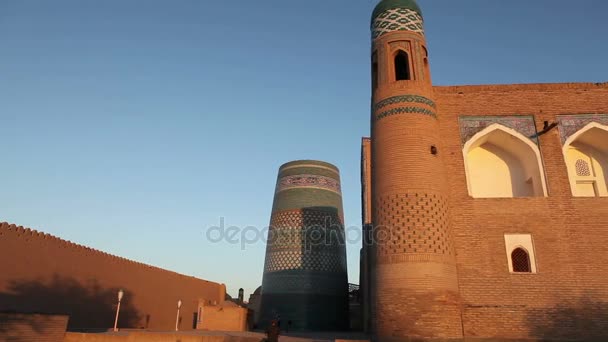 Uzbekistán. Khiva. Calles de la ciudad vieja — Vídeo de stock