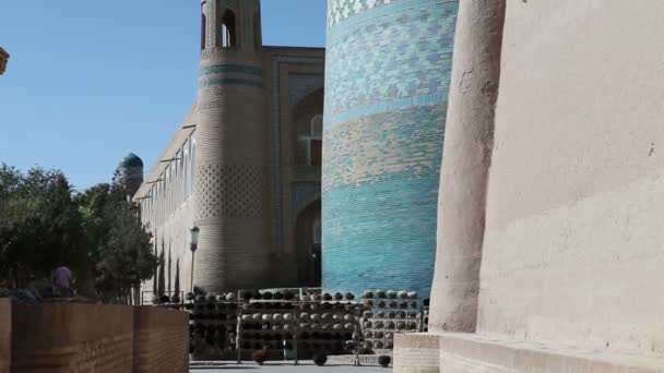 Unfinished Kalta Minor Minaret minaret Muhammad Amin Khan 19th century. Khiva, Uzbekistan — Stock Video