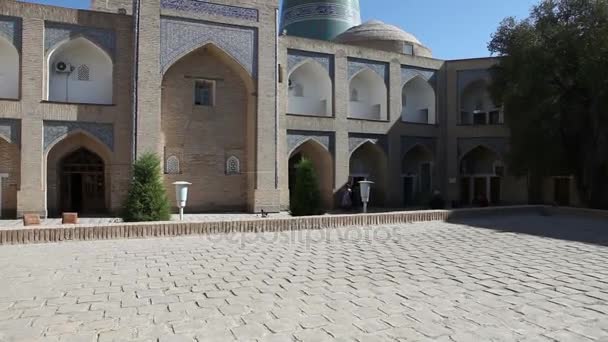 Двор древнего медресе. Узбекистан. Хива . — стоковое видео