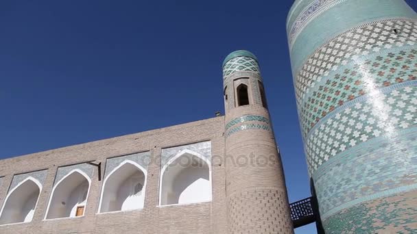 Inacabado minarete Kalta Menor Minarete Muhammad Amin Khan século 19. Khiva, Uzbequistão — Vídeo de Stock
