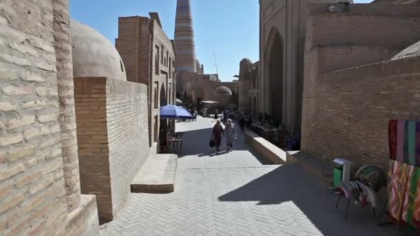 Khiva, Uzbekistán, 26 de septiembre de 2016. Khiva. Calles de la ciudad vieja — Vídeos de Stock