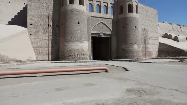 Entrance gate in the ancient city wall. Uzbekistan. Khiva — Stock Video