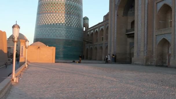 Khiva, Uzbekistán, 26 de septiembre de 2016: minarete inacabado del Minarete Menor de Kalta Muhammad Amin Khan del siglo XIX. Khiva, Uzbekistán — Vídeos de Stock