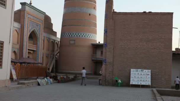 Khiva, Uzbequistão, em 26 de setembro de 2016: Uzbequistão. Khiva. Ruas da cidade velha — Vídeo de Stock