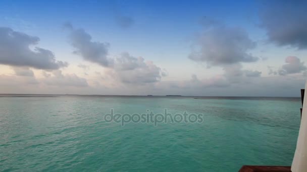 Sunrise, panorama över Indiska oceanen av solen lyser med dawn genom moln, Maldiverna, — Stockvideo