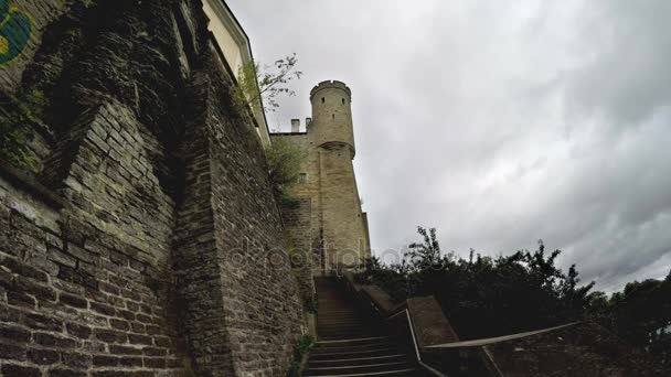 Ortaçağ kule - duvar parçası. Tallinn, Estonya — Stok video