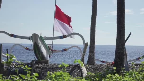 Tradichionny barche di pescatori in riva al mare e attrezzi da pesca, Bali. Indonesia — Video Stock