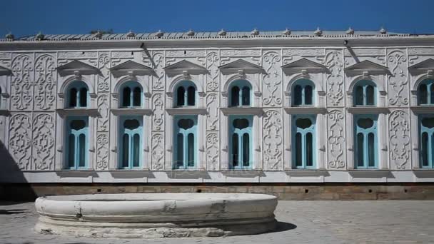 Buchara, Uzbekistan, Sitorai Mocha Hosa, lub Sitorai-Makhi-Hasa. Sitorai Mohi Xossa Saroyi Palace, podobny do gwiazdy i księżyc wiejska rezydencja Emira Buchary — Wideo stockowe