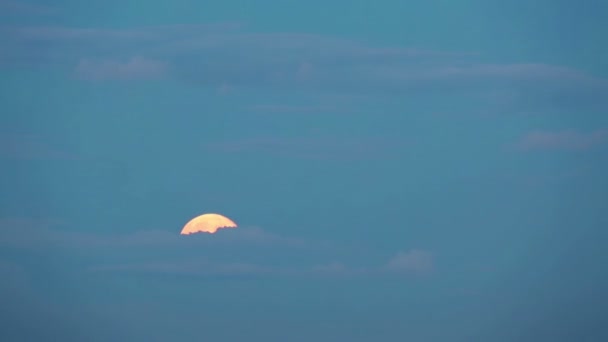 La pleine lune se déplace sur le ciel à travers les nuages — Video