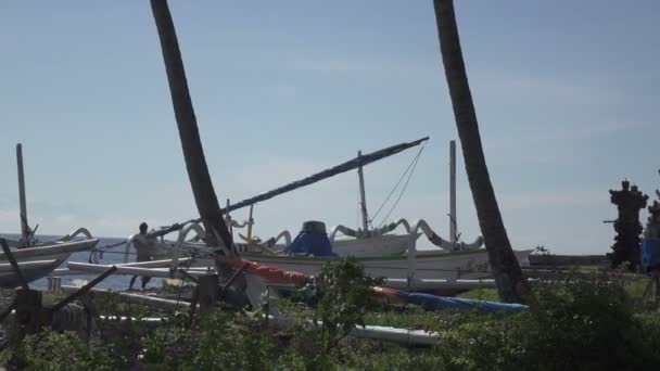 Bali, indonesien okt 2016. tradichionny boote von fischern am meer und angelgeräte, bali. Indonesien — Stockvideo