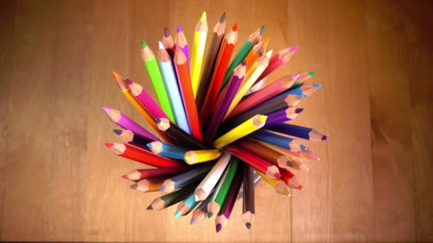 La vista superior de la taza giratoria con lápices de colores — Vídeo de stock
