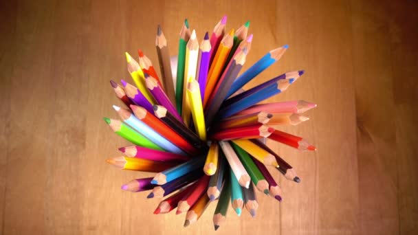 La vue du dessus sur la tasse rotative avec crayons de couleur — Video