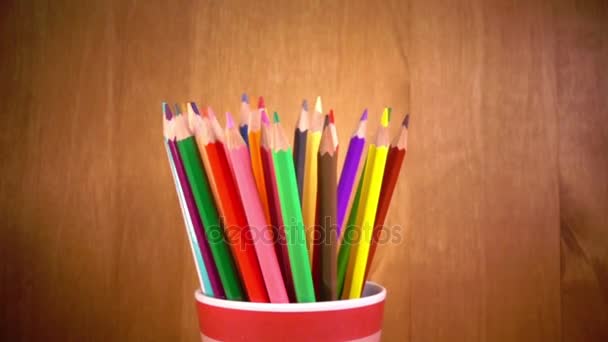 La taza con lápices brillantes turns.slow movimiento — Vídeo de stock