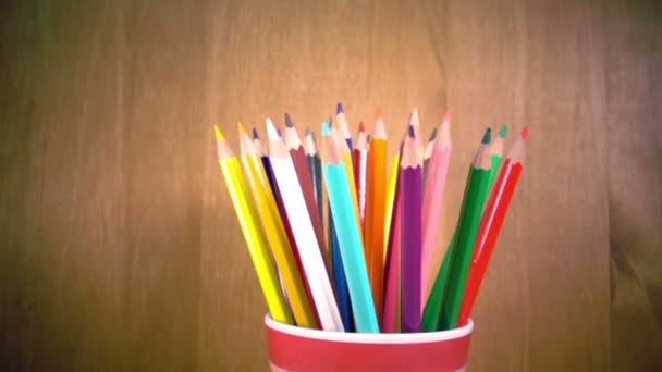 La taza con lápices brillantes turns.slow movimiento — Vídeo de stock