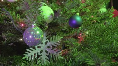 Yeni yıl topları, kar taneleri ve çelenk ile süslenen Noel ağacı