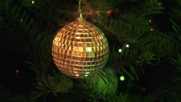 Palla di specchio di anno nuovo sullo sfondo di decorato con una ghirlanda di un albero di Natale — Video Stock