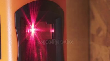 İnşaat iş ve bir işaretleme kademede lazer bir duvar yüzeyinde onun kirişler