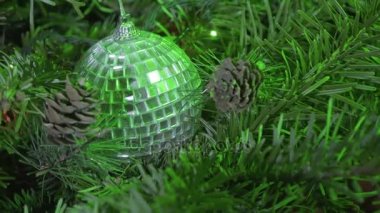 Yeni yıl aynalı küreyi arka planı bir Noel ağacı bir çelenk ile dekore edilmiştir.