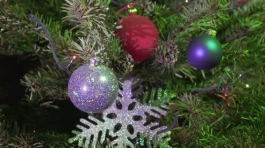 Yeni yıl topları, kar taneleri ve çelenk ile süslenen Noel ağacı