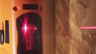 İnşaat iş ve bir işaretleme kademede lazer bir duvar yüzeyinde onun kirişler