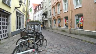 Tallinn, Estonya - Eylül 5, Tallinn, Estonya eski şehrin sokaklarında 2015:Tourists