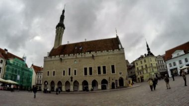 Tallinn, Estonya - 5 Eylül 2015 A kalabalık turist ziyaret edin Belediye Meydanı eski şehrin üstünde 5 Eylül 2015 yılında Tallinn, Estonya