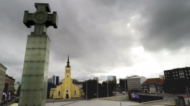 TALLINN, ESTONIA-SEPTEMBER 5, 2015: Freedom monument, is devoted to Emancipating war of 1918-1920, and St. Johns Church, 1860 on Freedom Square. Таллинн, Эстония . — стоковое видео