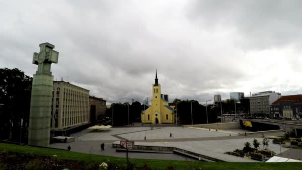 TALLINN, ESTONIA-SEPTEMBER 5, 2015: Freedom monument, is devoted to Emancipating war of 1918-1920, and St. Johns Church, 1860 on Freedom Square. Таллинн, Эстония . — стоковое видео