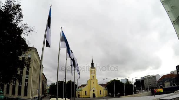 TALLINN, ESTONIA-SEPTEMBER 5, 2015: Freedom monument, is devoted to Emancipating war of 1918-1920, and St. Johns Church, 1860 on Freedom Square. Таллинн, Эстония . — стоковое видео