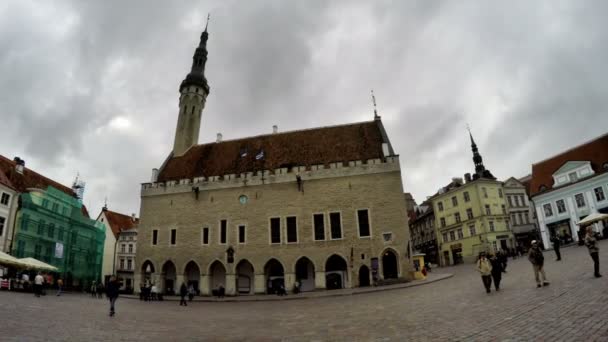 TALLINN, ESTONIE- 5 SEPTEMBRE 2015 Une foule de touristes visitent la place de la mairie dans la vieille ville le 5 septembre 2015 à Tallinn, Estonie — Video