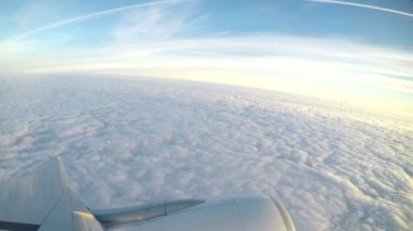 Bulutlar ve uçaktan yukarıda gökyüzü güneş görünümü