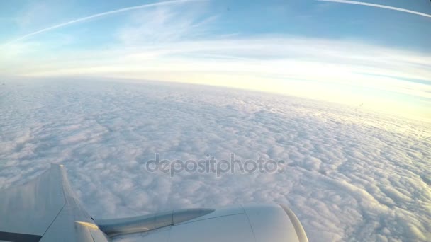 Vue des nuages et du ciel solaire d'en haut depuis l'avion 