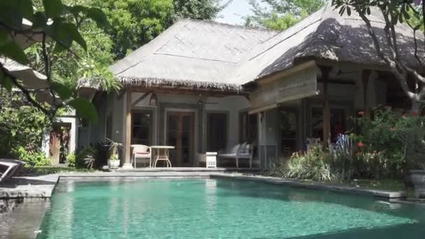 Bali, Indonésie, novembre 2016 : Une vue sur le territoire de la station tropicale avec la piscine palmiers et chaises longues — Video