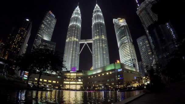 KUALA LUMPUR, MALAYSIA- OCTOBER 12, 2016 : Petronas twin towers in night. Kuala Lumpur, Malaysia — Αρχείο Βίντεο