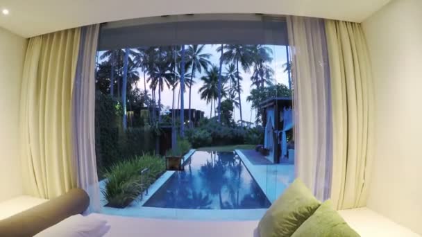 Bali, Indonesia, novembre 2016: Una vista sul territorio della località tropicale con le palme da piscina e chaise longue — Video Stock