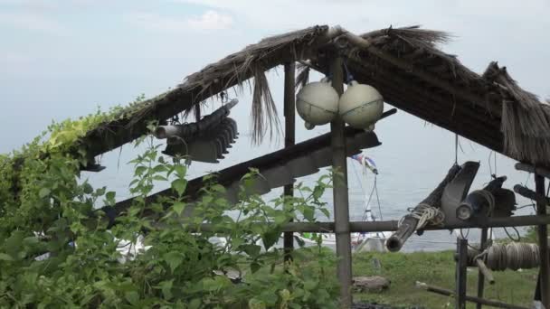 BALI, INDONÉSIA OUTUBRO 2016: Barcos Tradichionny de pescadores à beira-mar e produtos de pesca, Bali Indonesia — Vídeo de Stock