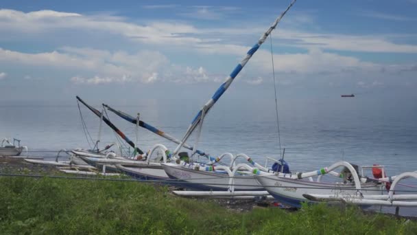 BALI, INDONESIA OTTOBRE 2016: Tradichionny barche di pescatori in riva al mare e attrezzi da pesca, Bali Indonesia — Video Stock