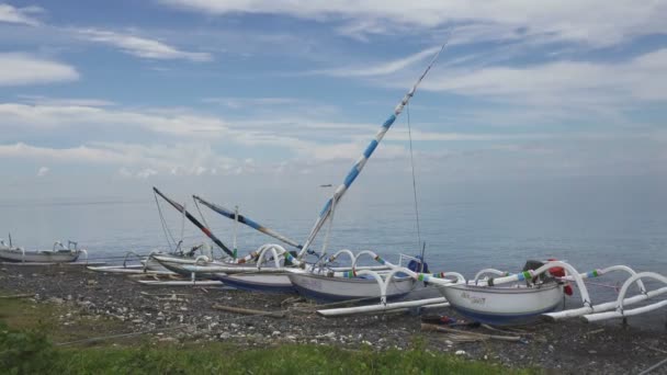 Bali, Indonesië oktober 2016: Tradichionny boten van vissers op de kust en de visserij tackles, Bali Indonesië — Stockvideo
