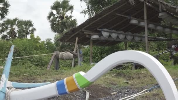 Bali, Indonesien oktober 2016: Tradichionny båtar av fiskare på havsstranden och fiske tacklingar, Bali Indonesien — Stockvideo