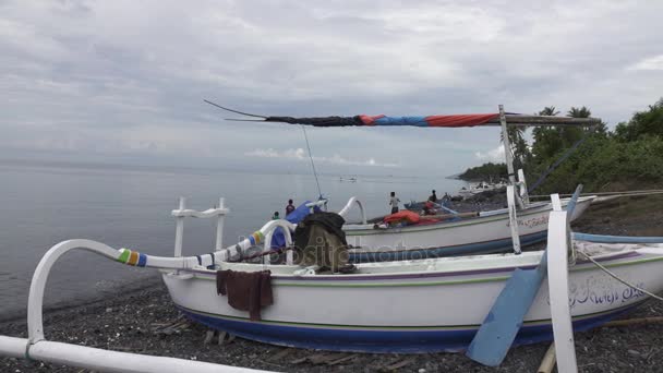 渔民在海边和渔具，巴厘岛，巴厘岛 10 月 2016年: Tradichionny 小船 — 图库视频影像