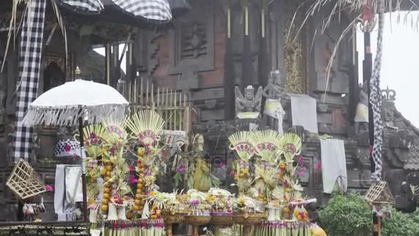 Bali, Indonesië oktober 2016: de templepura Ulun Danu Batur in mistige regenachtige dag — Stockvideo